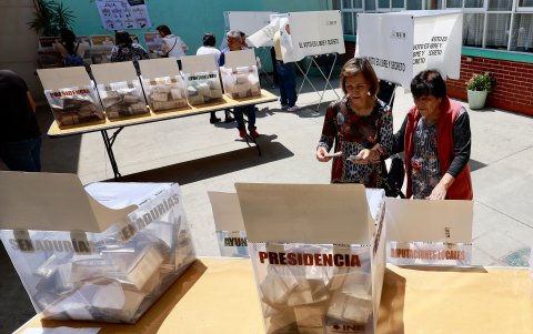 Ciudadanos emiten su voto en las elecciones generales mexicanas el 2 de junio.