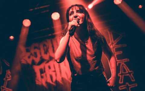 La vocalista Katerina Economou es portuguesa-griega y está aprendiendo español.