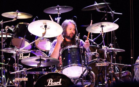 El baterista Jesse Adan Fuentes completa la formación oficial de Escuela Grind. En la gira europea el bajo estuvo a cargo de Jvstin como músico de sesión.