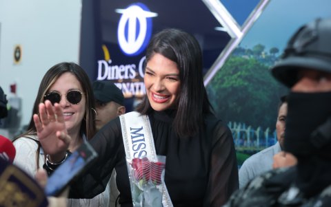 Sheynnis Palacios recibe rosas de sus fanáticos en el aeropuerto de Guayaquil.