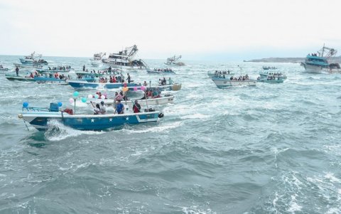 El rito congrega a cientos de devotos, quienes oran y agradecen por los milagros recibidos.