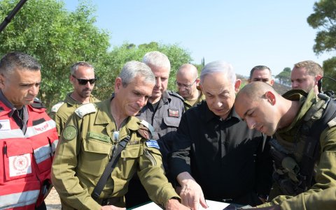 el primer ministro israelí, Benjamín Netanyahu, en una vista a las tropas apostadas en la frontera con Líbano.
