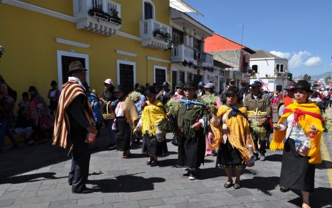 La fiesta del danzante autóctono se complementa con la entrega de los castillos y jardines.