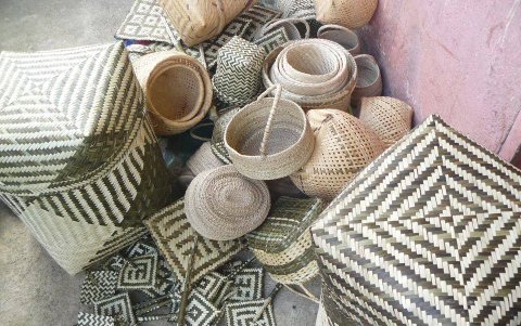 Las mujeres chachis elaboran diversas artesaníasy con eso ayudan a la economía familiar.