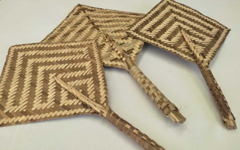 Las mujeres chachis han demostrado ser expertas en la elaboración de artesanías desde hace siglos atrás.