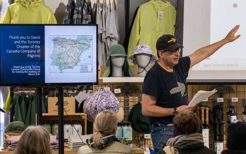 David Tallan ofrece una charla a los canadienses interesados en hacer el Camino de Santiago el 23 de marzo en una tienda en Toronto (Canadá).