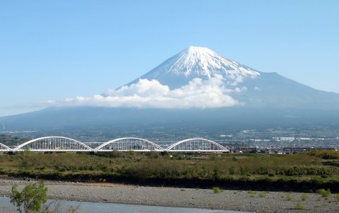 Vista del monte Fuji en la ciudad de Fuji, prefectura de Shizuoka, Japón, el 10 de abril de 2024