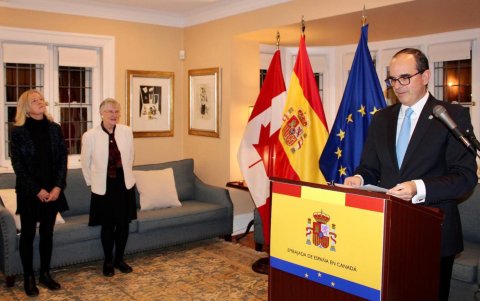 El embajador, Alfredo Martínez Serrano (d), mientras impone la Orden del Mérito Civil a las expresidentas de la Canadian Company of Pilgrims (CCP), Lea Pennock (c.) y Wendy Loly izq.)