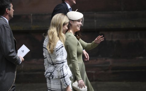Eugenia de York se decantó por un vestido midi verde oliva, manga larga, escote en V y falda plisada. El tocado a tono le dio un toque especial a su melena peinada con ondas.