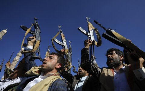 Simpatizantes hutíes corean consignas mientras empuñan armas durante una protesta contra Estados Unidos e Israel.