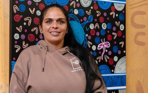 Melissa Bell, de los Gunditjmara y los Yorta Yorta posa junto a un cuadro.