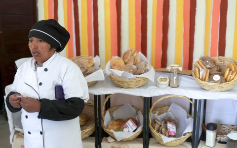 Una mujer participa de una exposición de emprendedoras, el 22 de mayo de 2024, en La Paz (Bolivia).