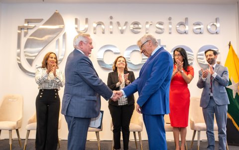 El canciller de Ecotec, Roberto Passailaigue, tomó juramento y posesionó al nuevo rector de la institución, Joaquín Hernández Alvarado.