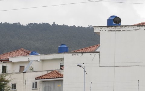 Los propietarios de las viviendas han colocado tanques en sus terrazas y otros se han organizado para implementar cisternas en sus conjuntos, destinando montos para su mantenimiento.
