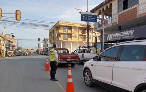 Los uniformados se encargan de dar tránsito en Playas