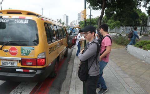 Temor. Los alumnos buscan la forma de proteger sus herramientas de estudio de los delincuentes que, en su mayoría, atacan desde una moto y les arranchan sus cosas.