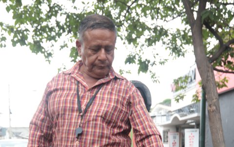 Protección. Los ‘cuidacarros’ tienen incluso bates para actuar en situaciones de riesgo.