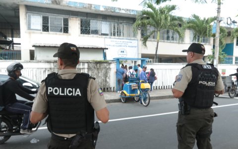 EXPRESO constató que solo al mediodía hubo policías (2 agentes) en la escuela Emilio Clemente Huerta, ubicada en el sector.