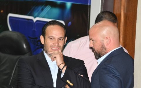 Francisco Egas (i) de FEF y Miguel Ángel Loor de LigaPro, mantienen discrepancias