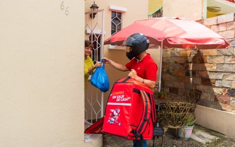 Entrega. Un trabajador de Tía entrega la encomienda de víveres a una de sus clientas en la puerta de su hogar. Un trabajo que le llevó entre 15 a 20 minutos.
2