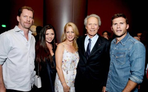 Clint Eastwood con sus hijos.