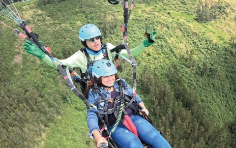 El piloto se encarga de maniobrar el parapente, mientras la persona puede disfrutar del trayecto y tomar fotografías de los paisajes con la cámara que está sujeta al arnés.
