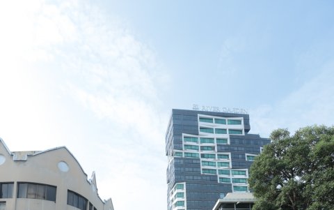 Hay varios edificios en el centro de Guayaquil