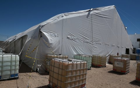 Fotografía de una carpa en un centro de detención para migrantes construido con carpas por el Instituto Nacional de Migración (INM).