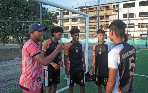 Fernando Chiqui Guerrero da indicaciones a sus jugadores en la sub-18 de Naranja Mekánica