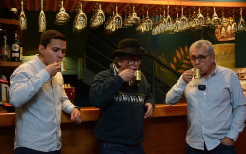 Durante la charla, Roberto mostró su pasión por la cocina ecuatoriana