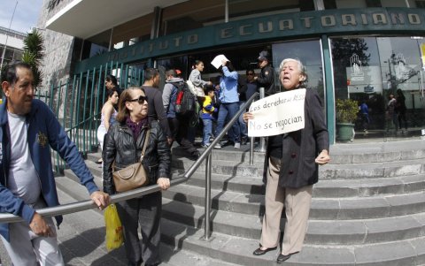 Jubilados frente a la matriz del Seguro Social, en Quito.