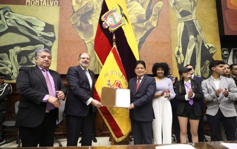 El presidente de CDP, Miguel Ángel Pavón, recogió de manos del presidente de la Asamblea Nacional, Henry Kronfle, el galardón por los 100 años de la institución.