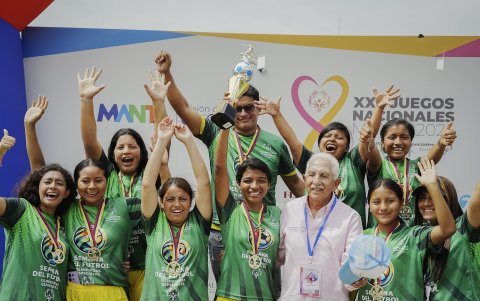 La delegación de Pastaza como campeonas del fútbol unificado.