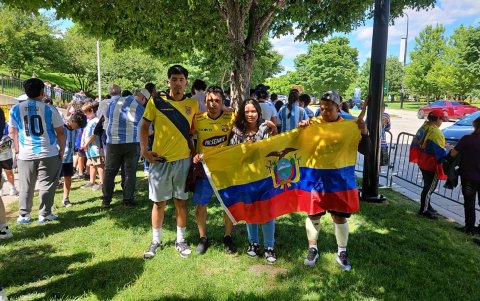 Hinchas de Ecuador con banderas gigantes en la previa del partido.