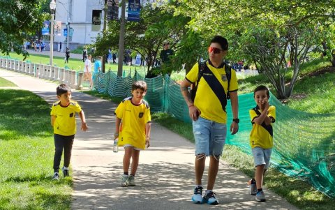 Ecuatorianos llegando al estadio Soldier Field de Chicago