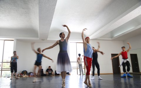 Integrantes de la compañía de ballet Males on Pointe participan en un ensayo, el 8 de junio de 2024.
