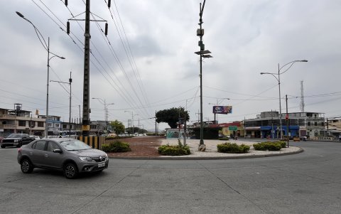 Vergeles. Alrededor de este redondel hay un gran flujo de vehículos. Para los docentes consultados, si estas áreas tuvieran árboles, ayudarían a reducir la temperatura de la urbe.
