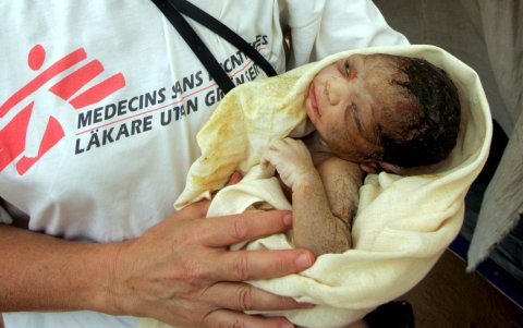 Una enfermera de Médicos sin Fronteras (MSF) con un recién nacido.