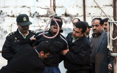 Una persona condenado a muerte por el asesinato de un hombre es ajusticiado en Irán.