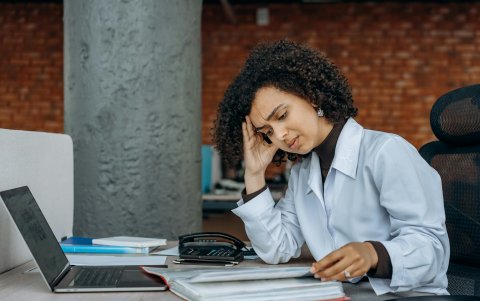 La persona se distancia emocionalmente del trabajo y de los compañeros.