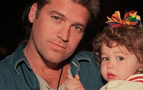Billy Ray Cyrus con su hija Miley Cyrus en 1994.