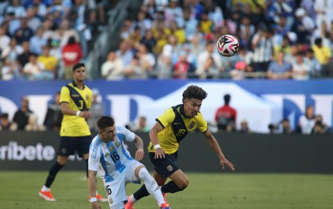 Jeremy Sarmiento (d), extremo del Brighton inglés, jugó como centrodelantero ante Argentina.
