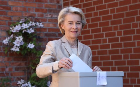 Ursula von der Leyen, presidenta de la Comisión Europea, al momento de emitir su voto en las elecciones al Parlamento Europeo este domingo en Burgdorf, Alemania.