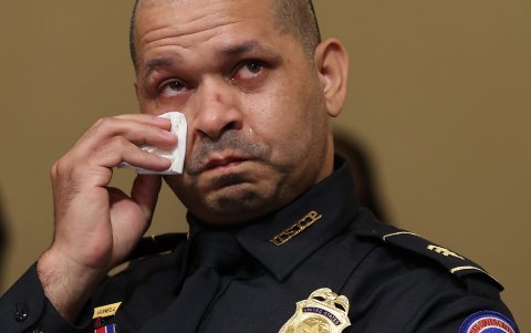 Aparece el sargento de policía del Capitolio de los EE.UU., Aquilino Gonell, emocionado durante su testimonio ante el Comité Selecto de la Cámara de Representantes, el 27 de julio de 2021.