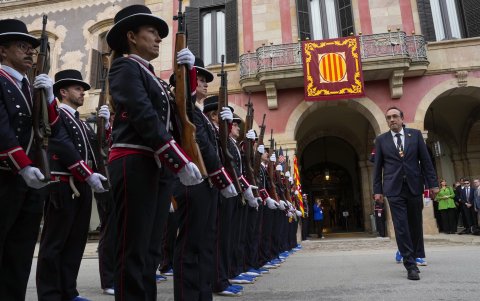 El recientemente elegido presidente del Parlament, Josep Rull ante la guardia de honor de los Mossos d'Esquadra a su salida del Parlament.