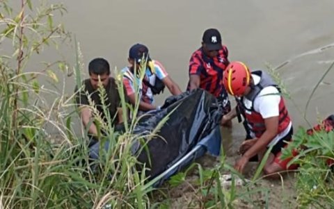 Momento en el que el cadáver es sacado de las aguas del río Teaone.
