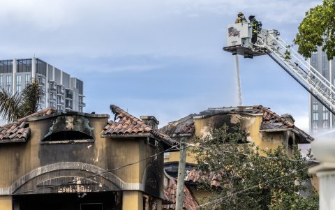 Los bomberos luchan contra un incendio en el complejo Temple Court Apartments en Miami, Florida, EE.UU., 10 de junio de 2024.
