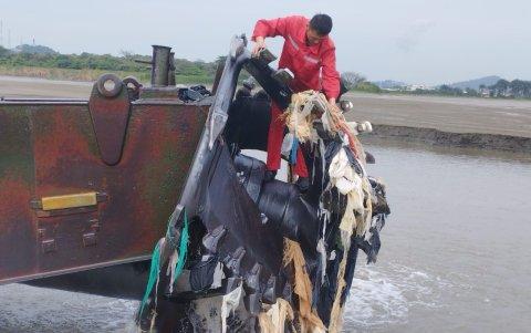La basura que se extrae es pesado frente la unidad de fiscalización de la obra.