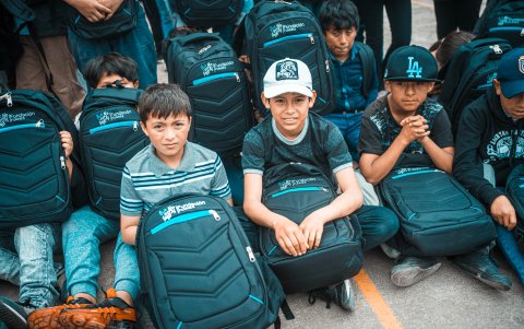 Los niños reciben maleta y útiles escolares