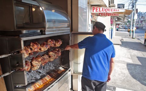 En un inicio, el proyecto de ley prohibía la exhibición de animales faenados o cocinados en lugares públicos.